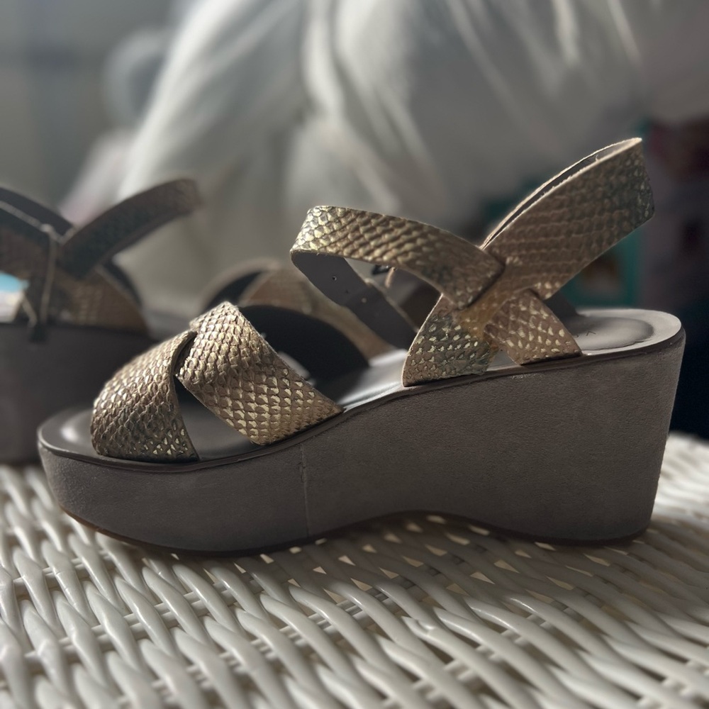 NWT | Kork-Ease Gold and Brown Platform Wedges, Women's Size 9 - Picture 2 of 8